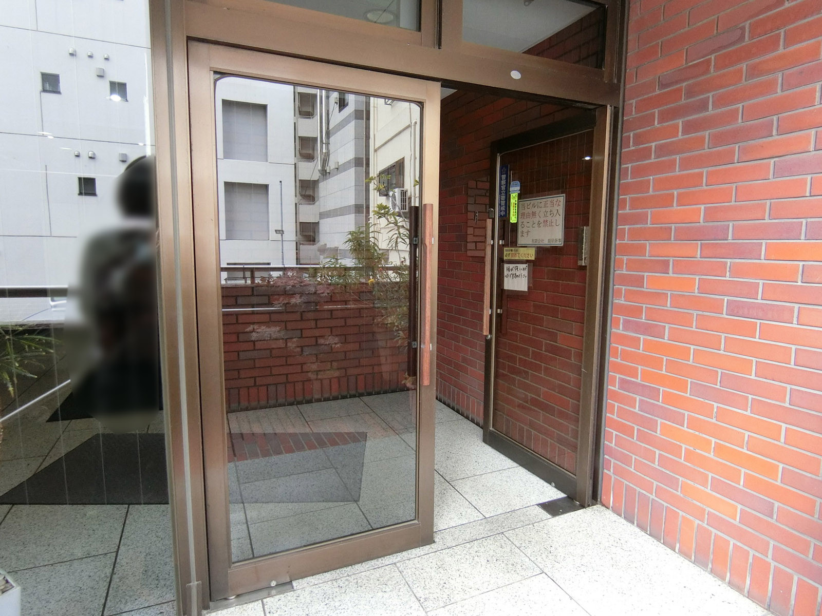 オフィスビル出入り口