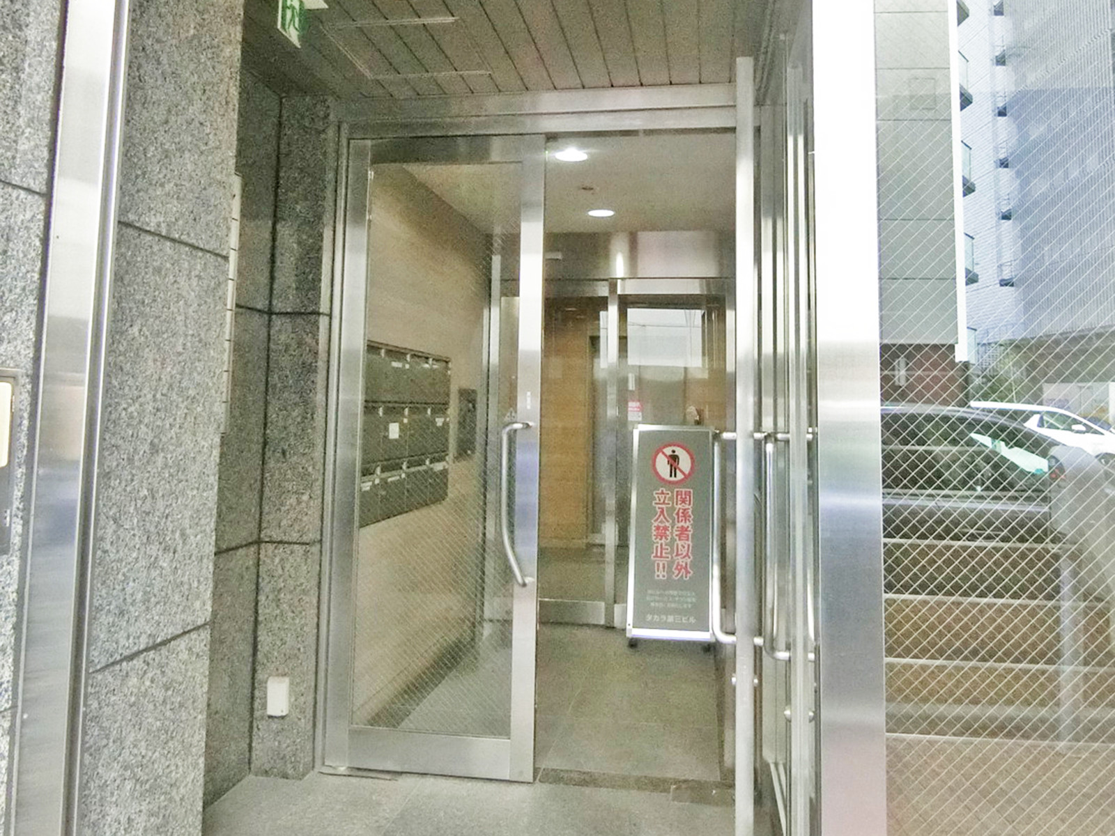 オフィスビル出入口
