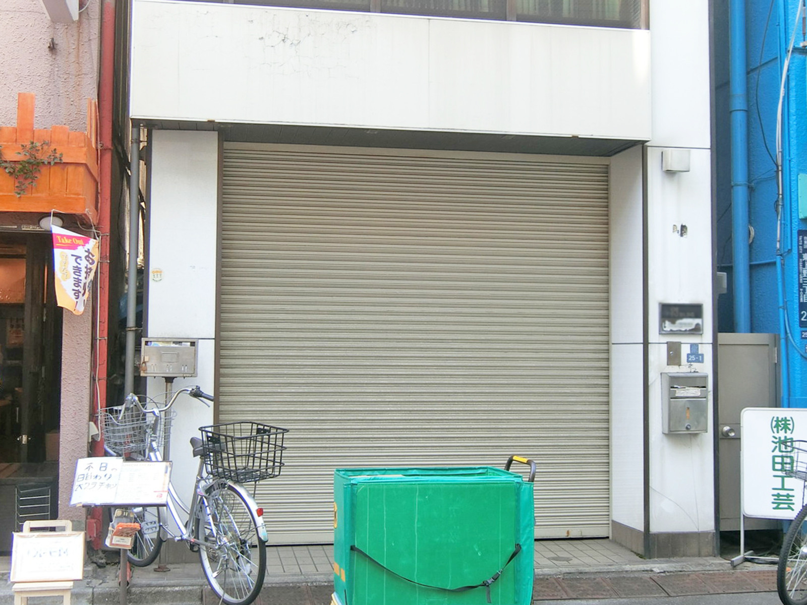 オフィスビル出入口