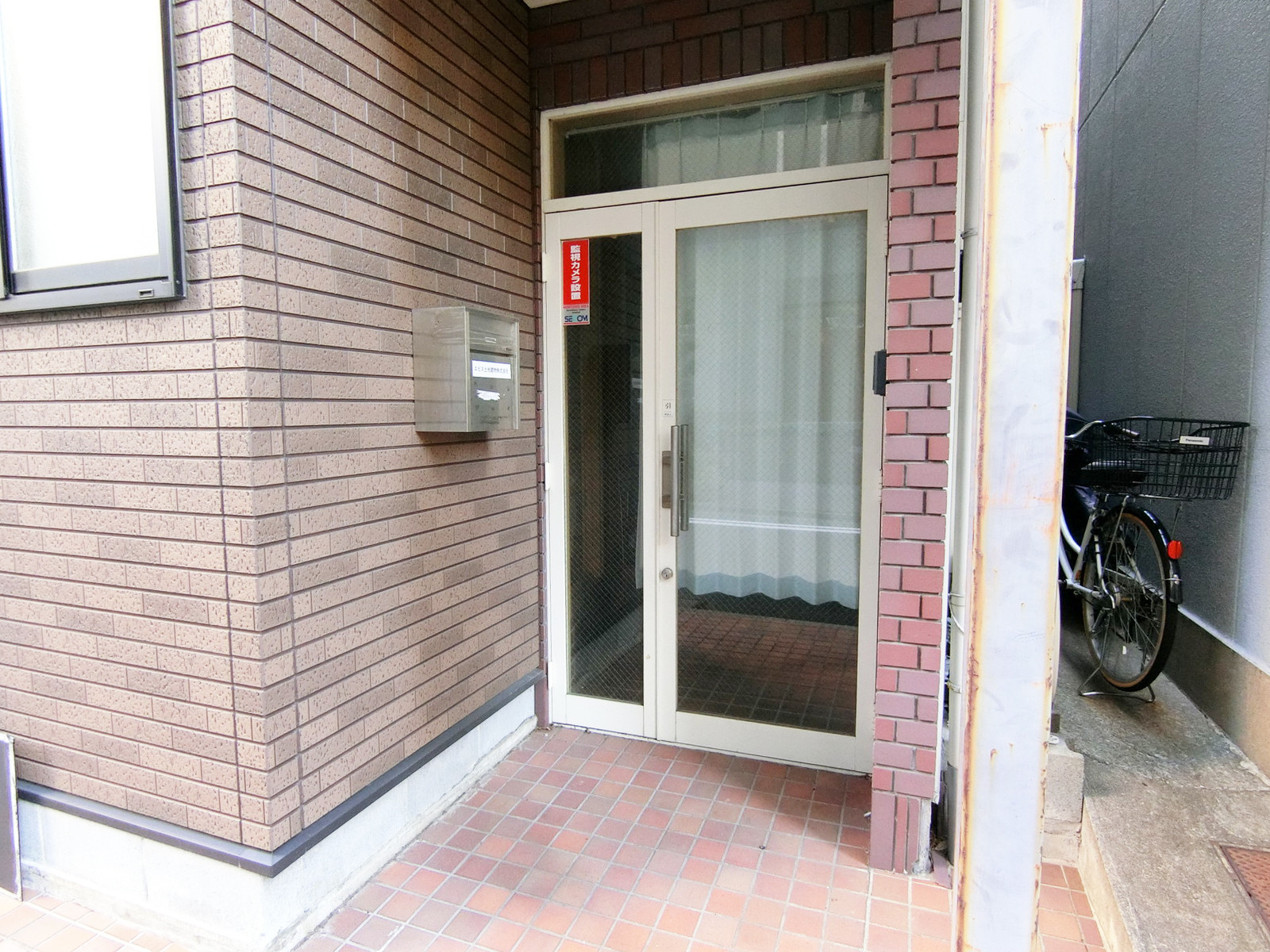 オフィスビル出入口