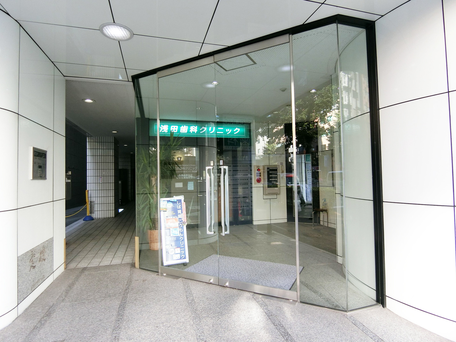 オフィスビル出入口