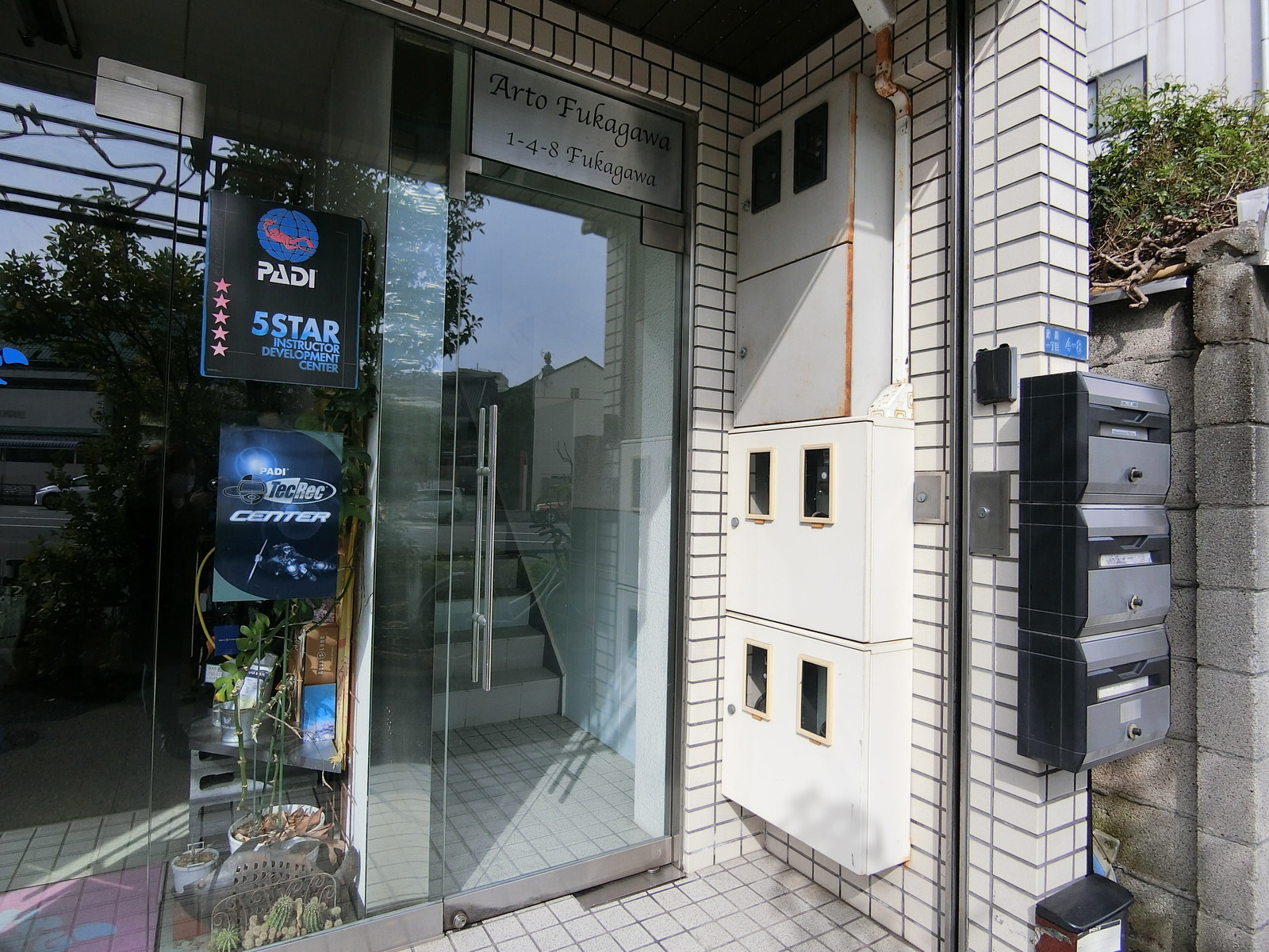 オフィスビル出入口
