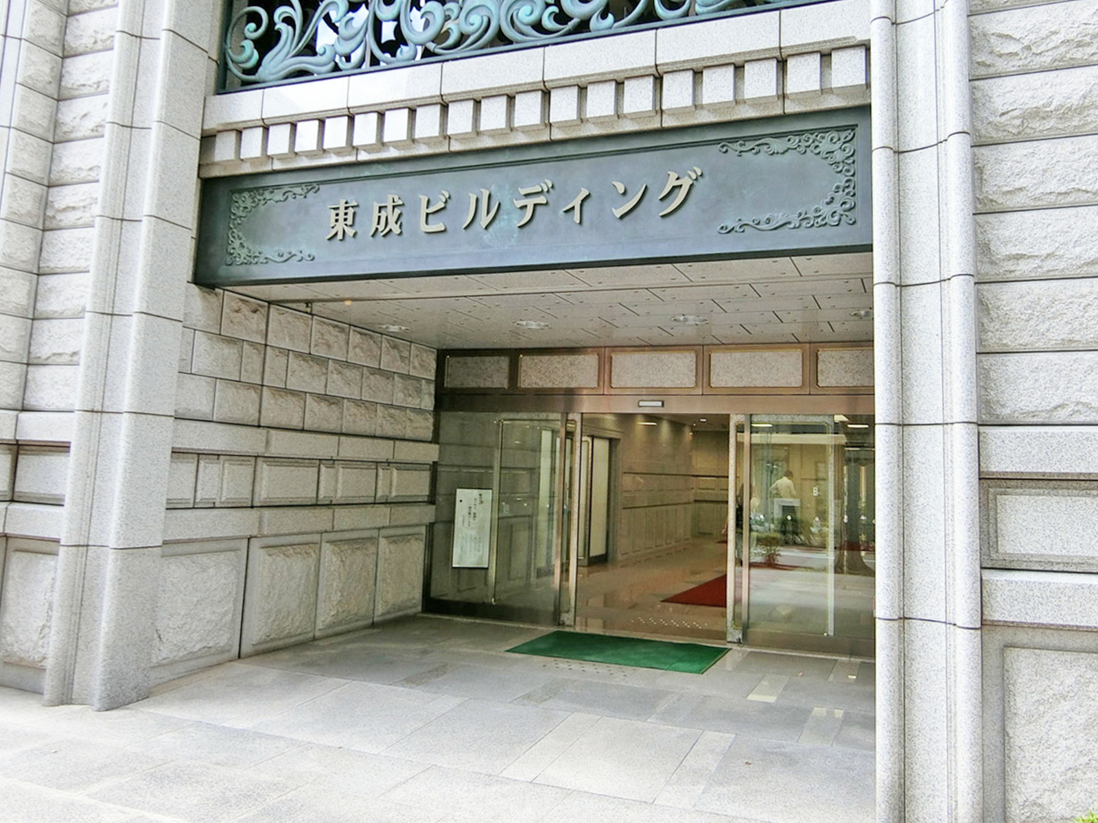 オフィスビル出入口