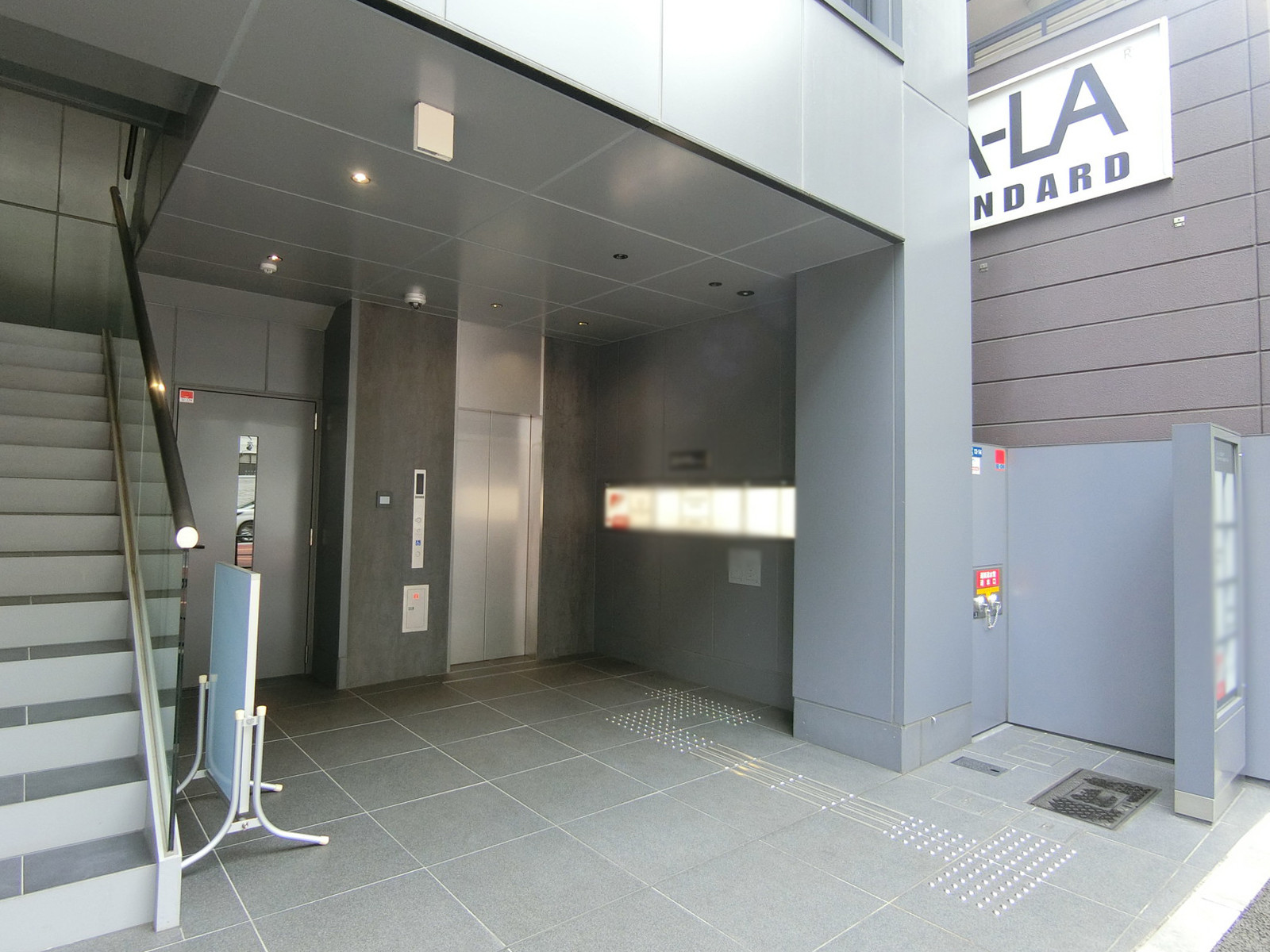 オフィスビル出入口
