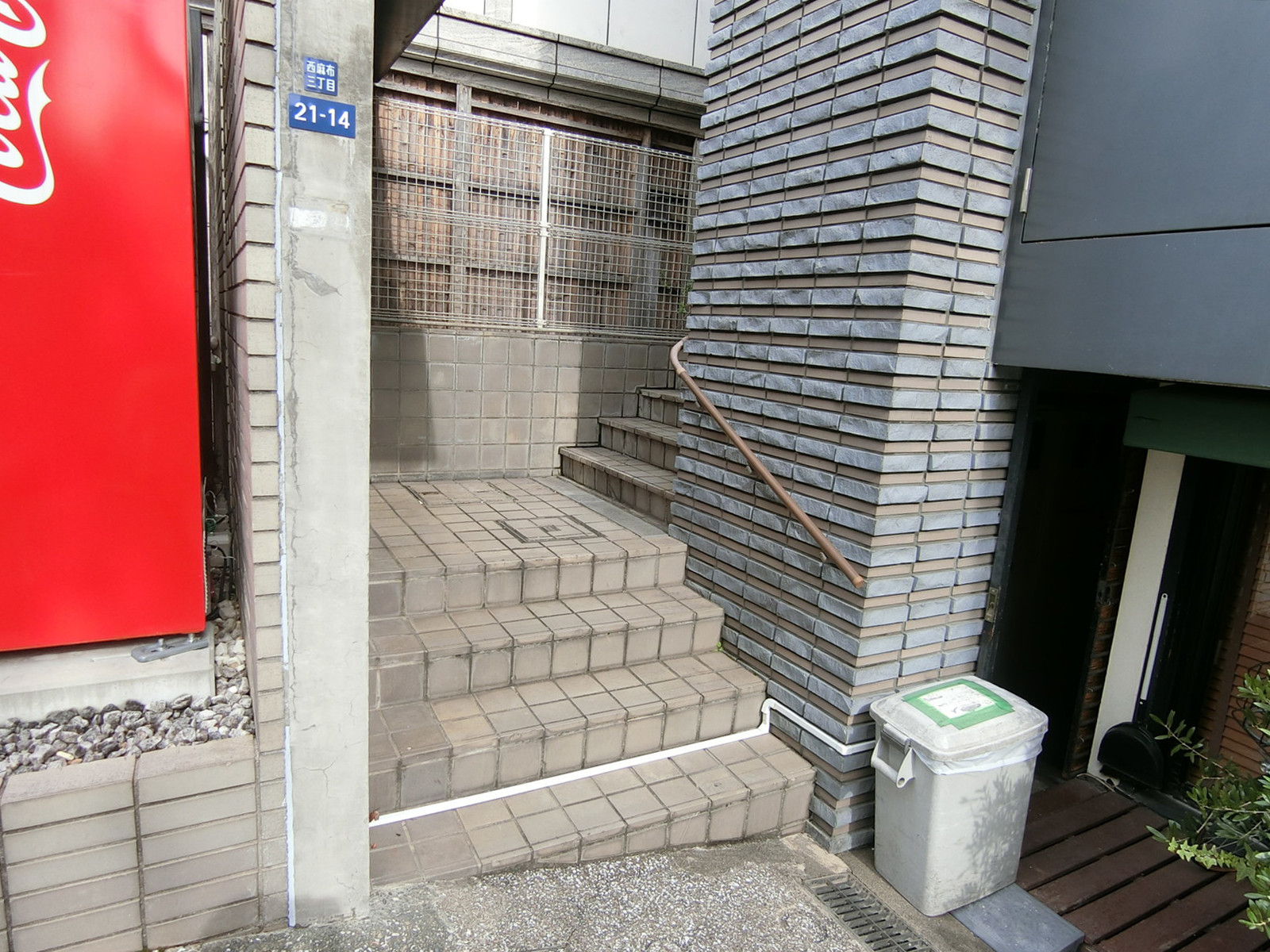 オフィスビル出入口