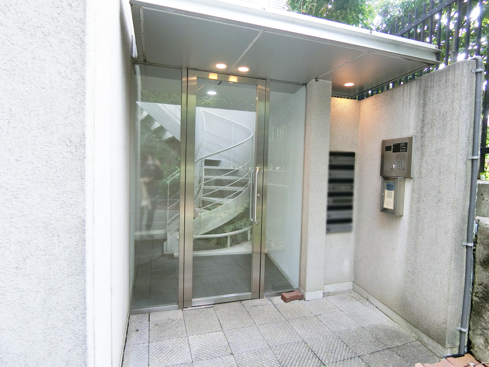 オフィスビル出入口