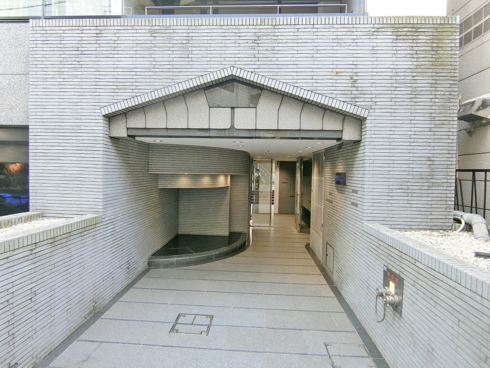 オフィスビル出入口