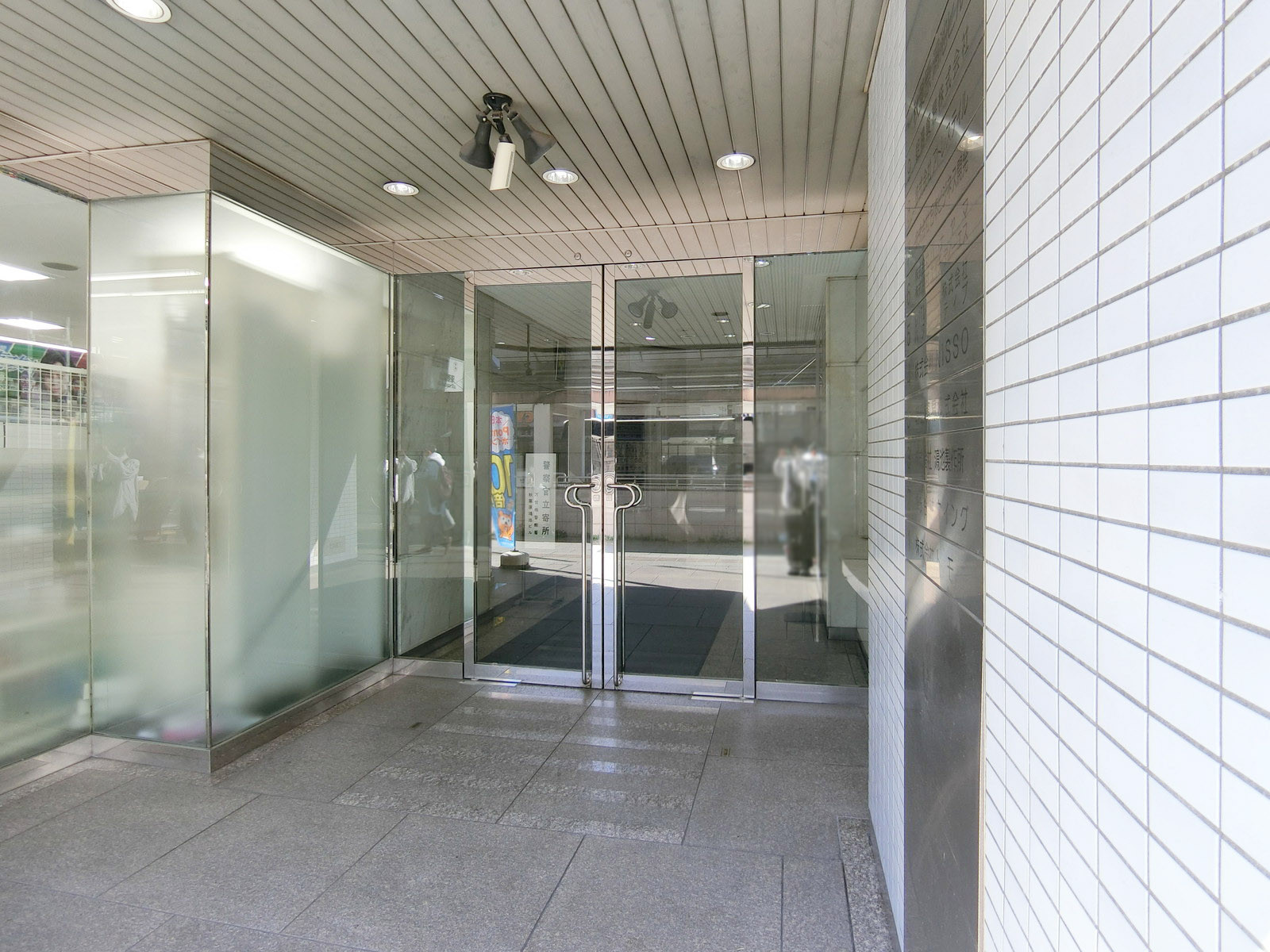 オフィスビル出入り口