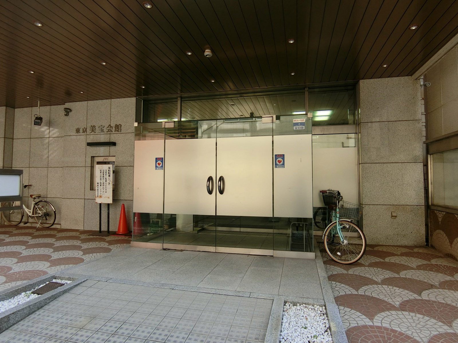オフィスビル出入り口