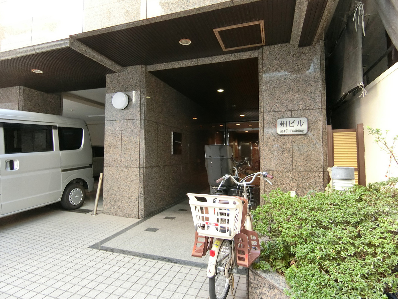 オフィスビル出入口