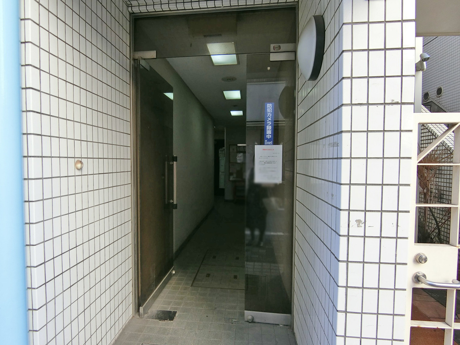 オフィスビル出入口