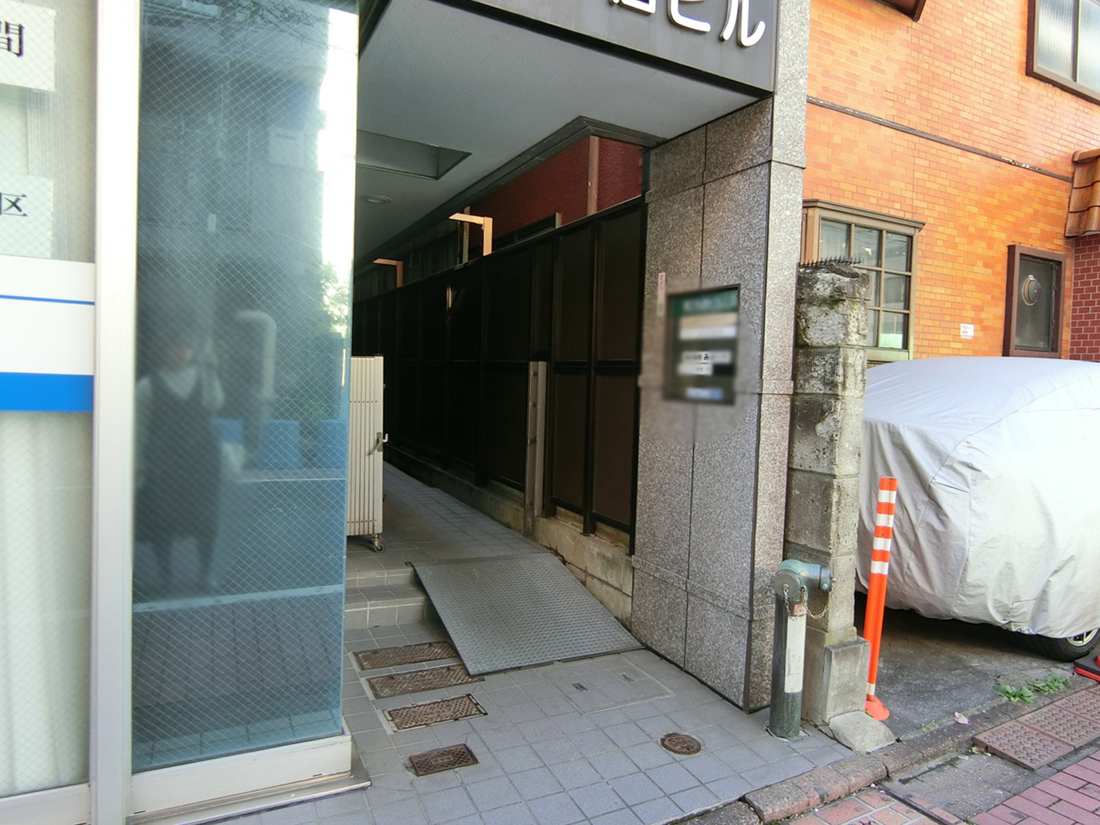 オフィスビル出入口