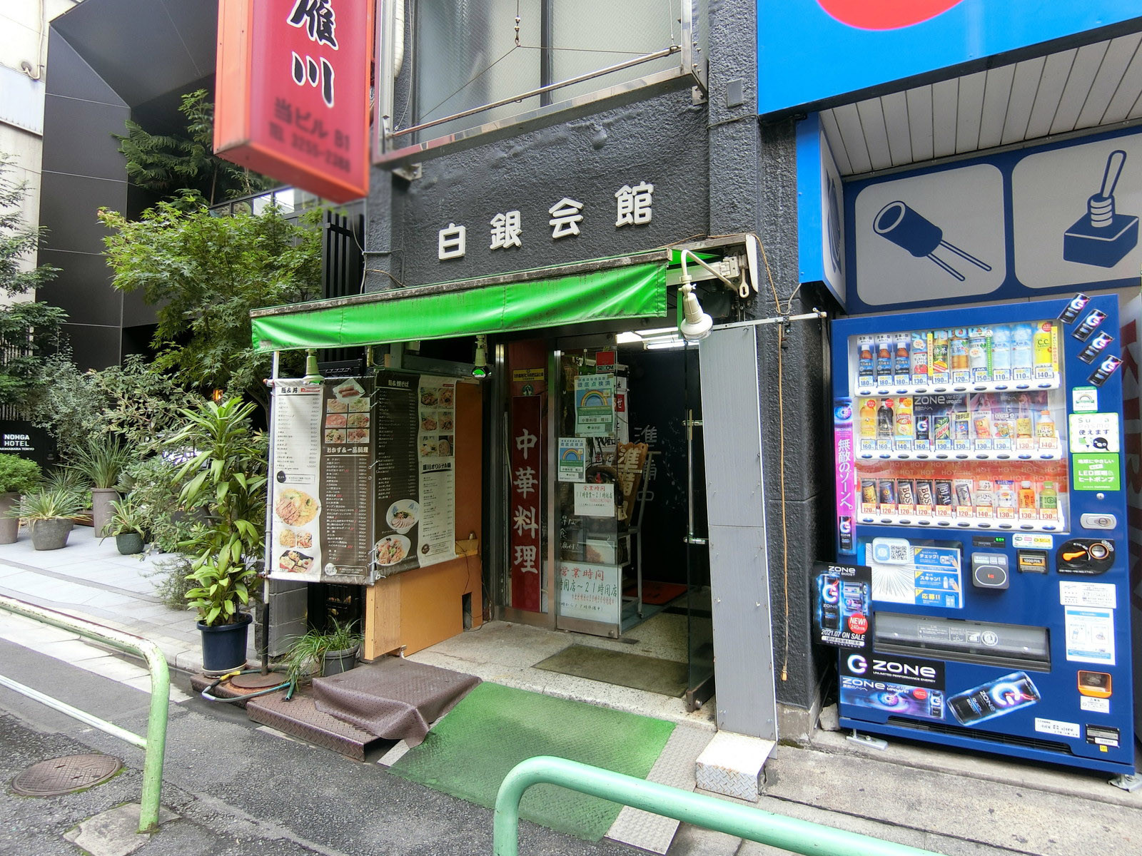 オフィスビル出入り口