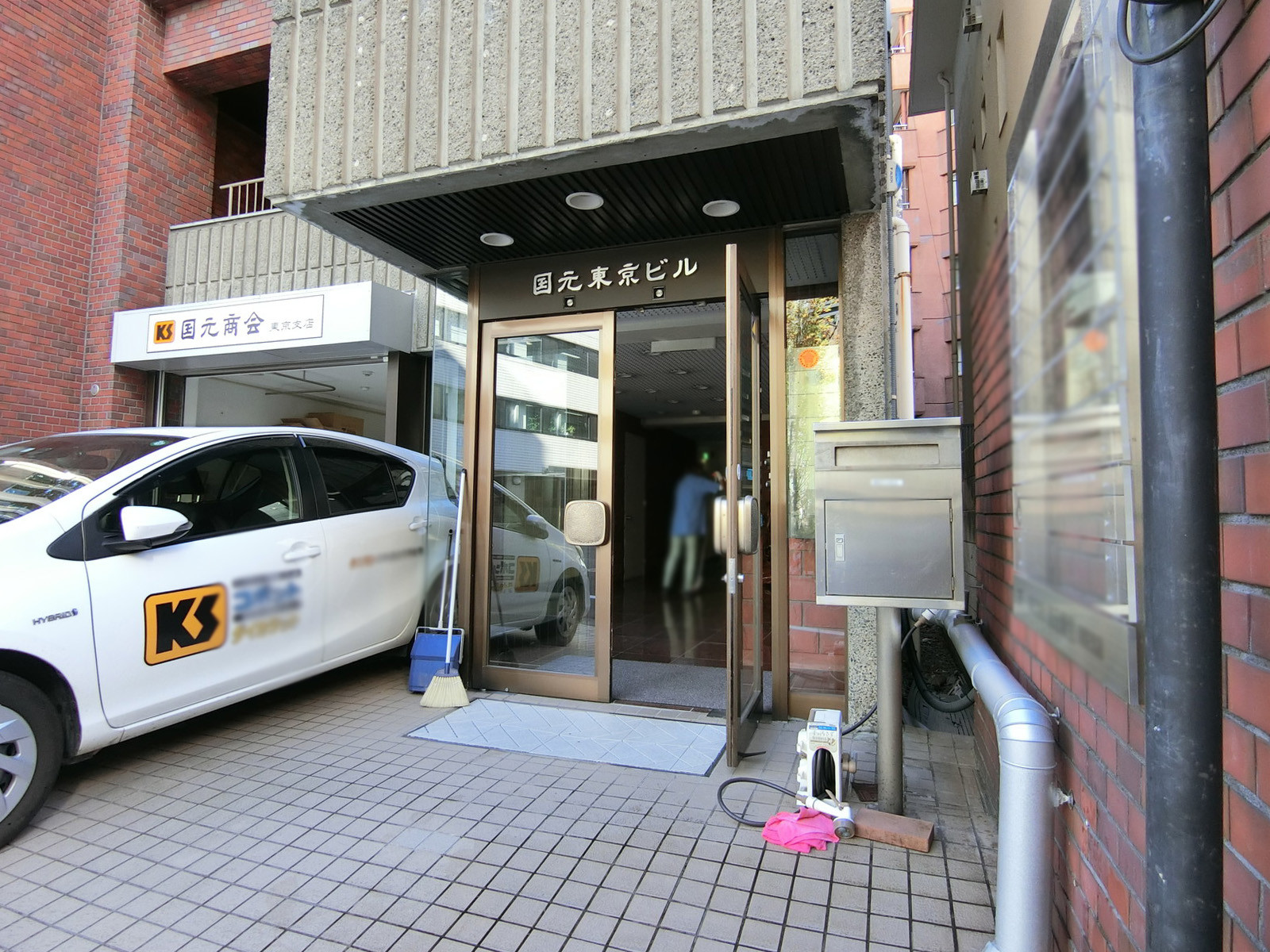 オフィスビル出入口