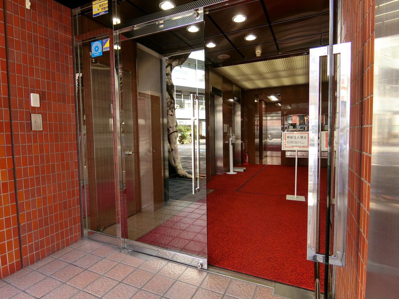 オフィスビル出入口