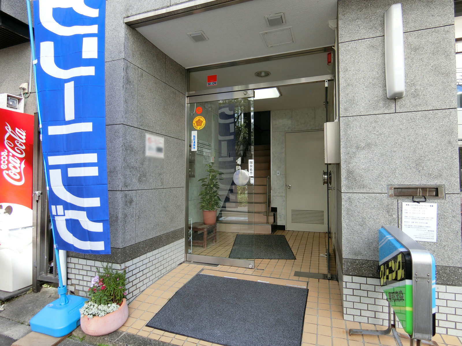 オフィスビル出入口