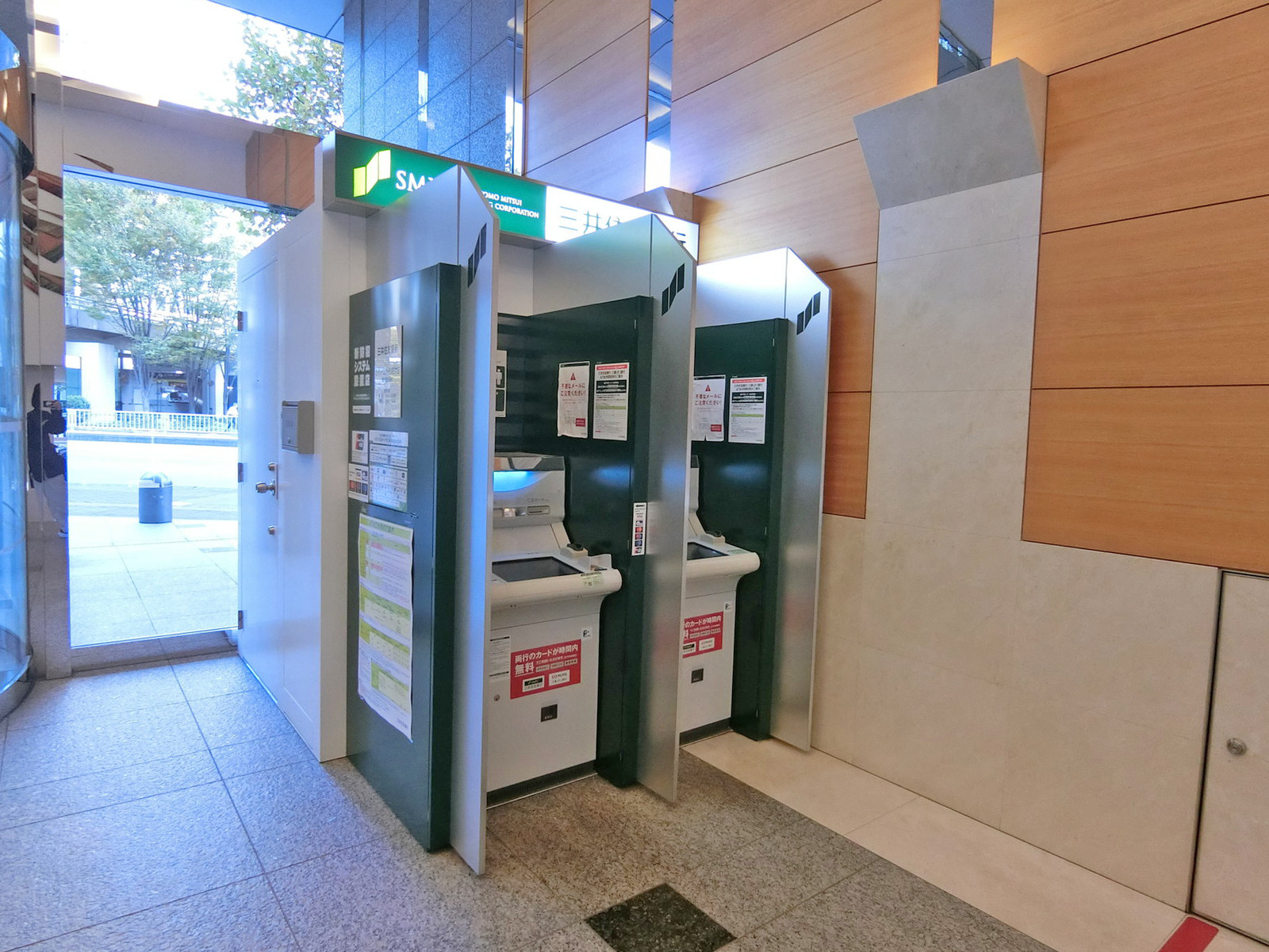 1階の三井住友銀行ATMコーナー