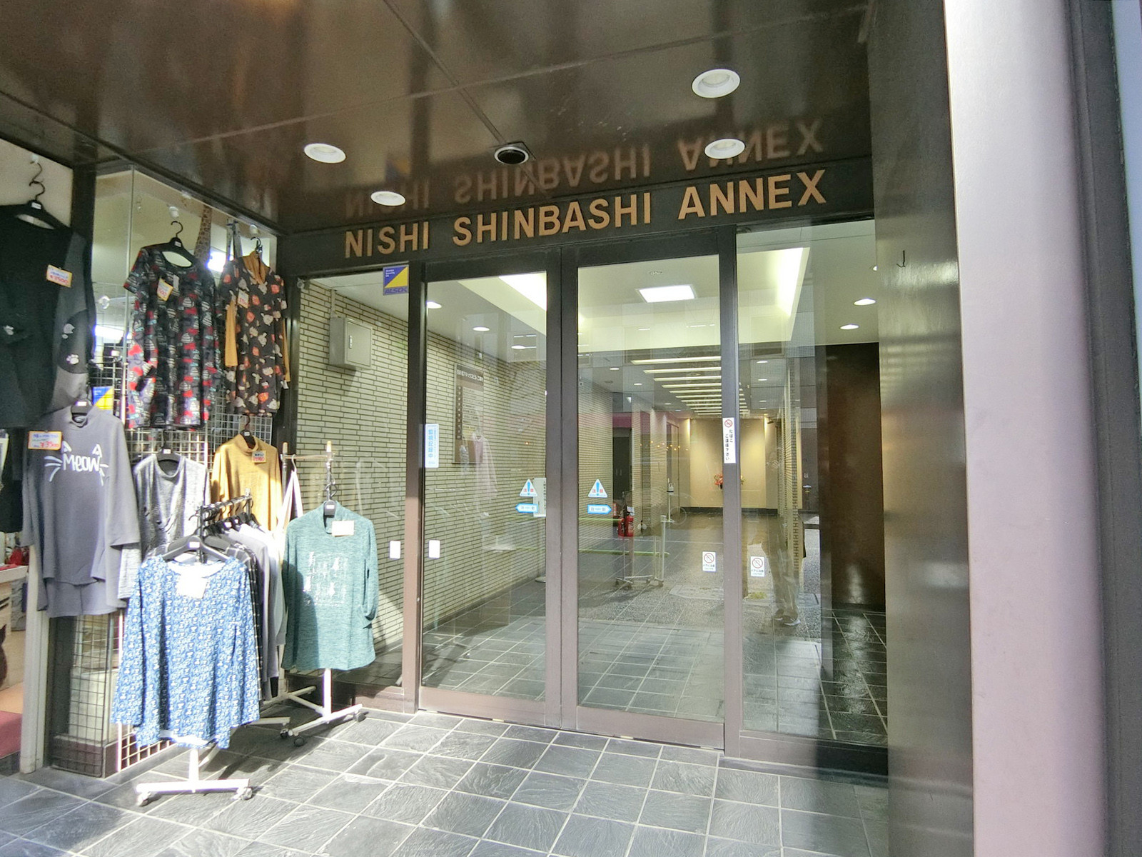 オフィスビル出入口