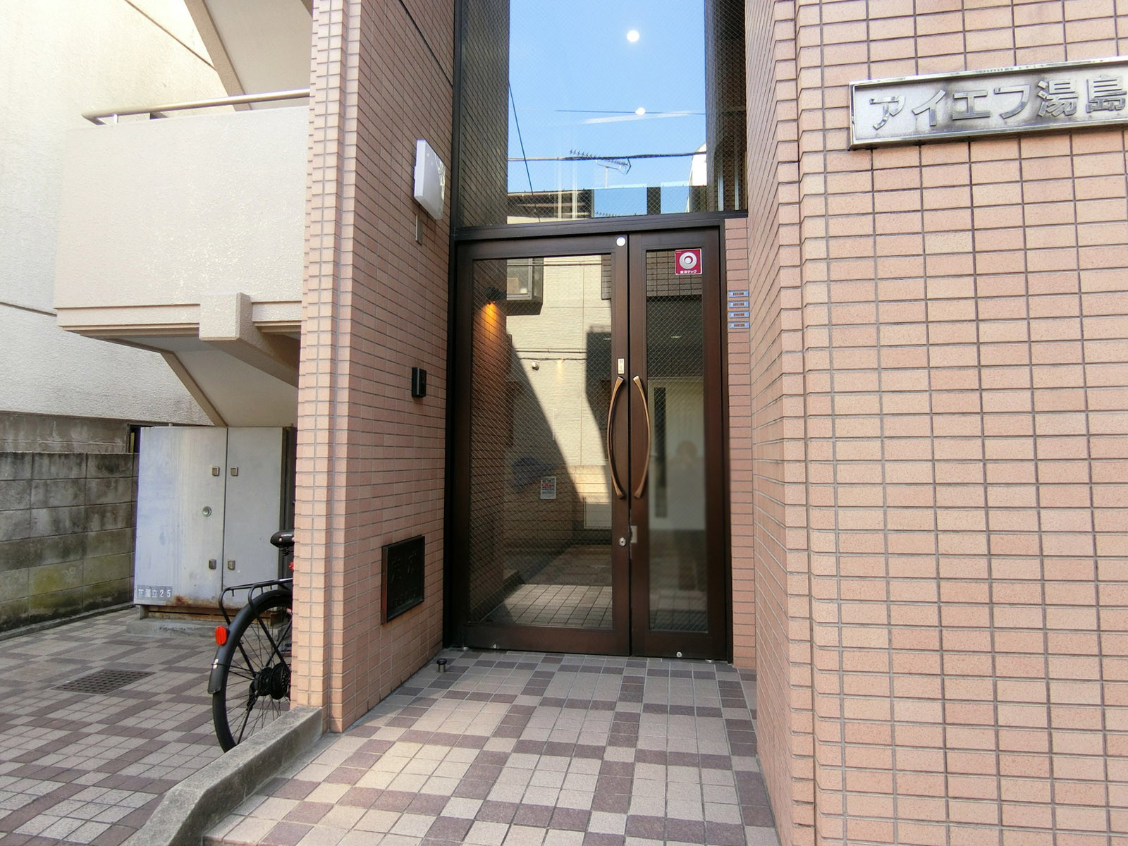 オフィスビル出入り口