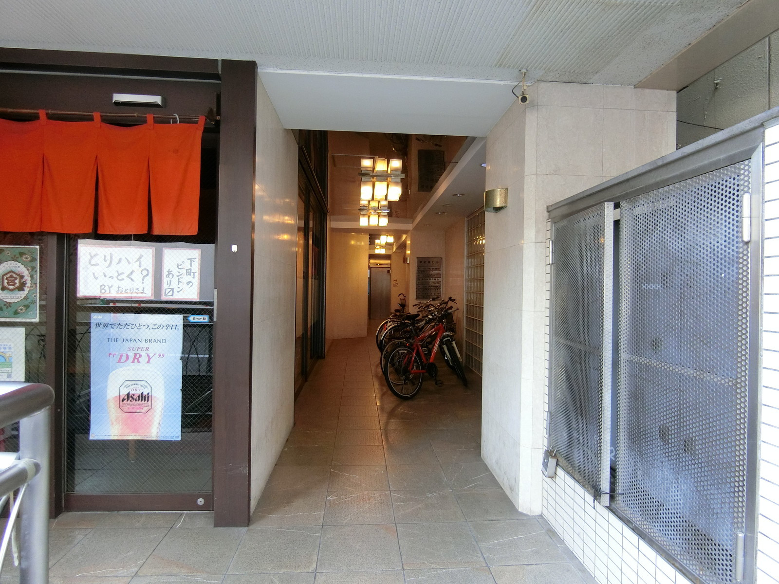 オフィスビル出入り口