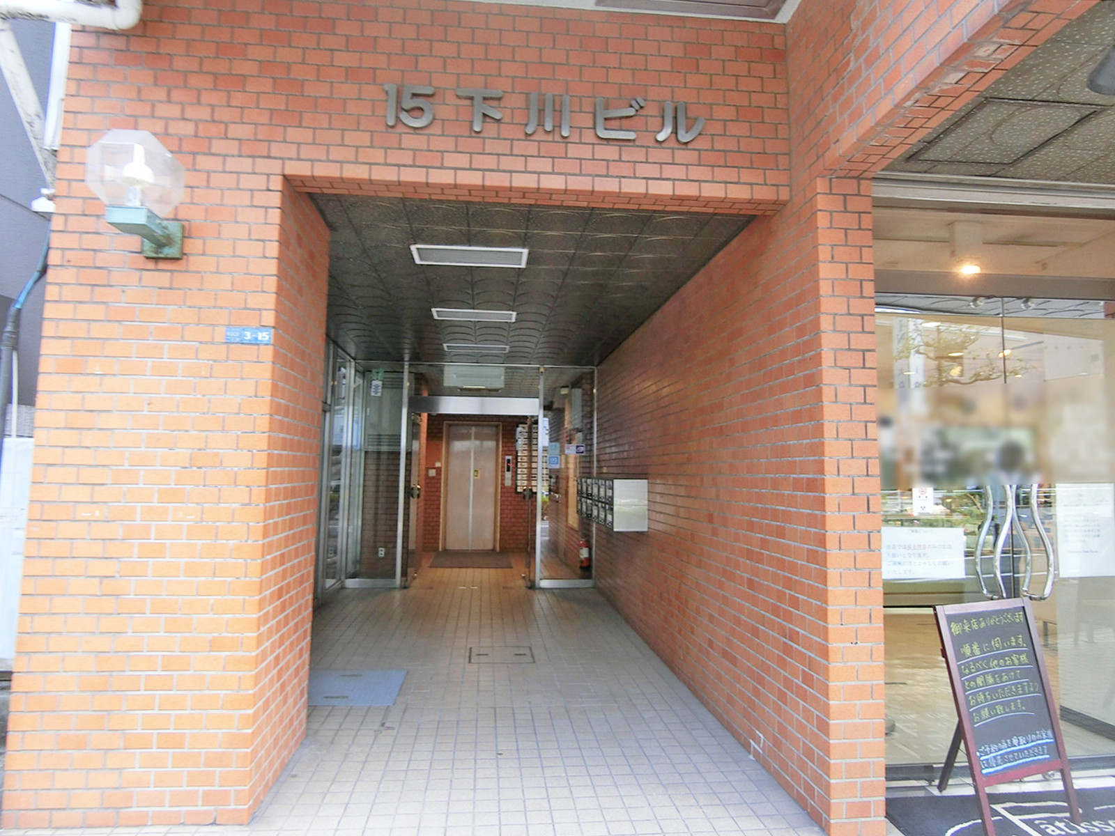 オフィスビル出入口