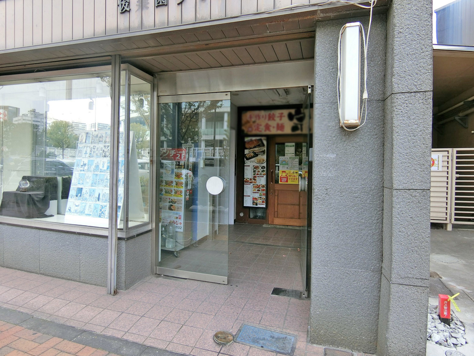 オフィスビル出入り口