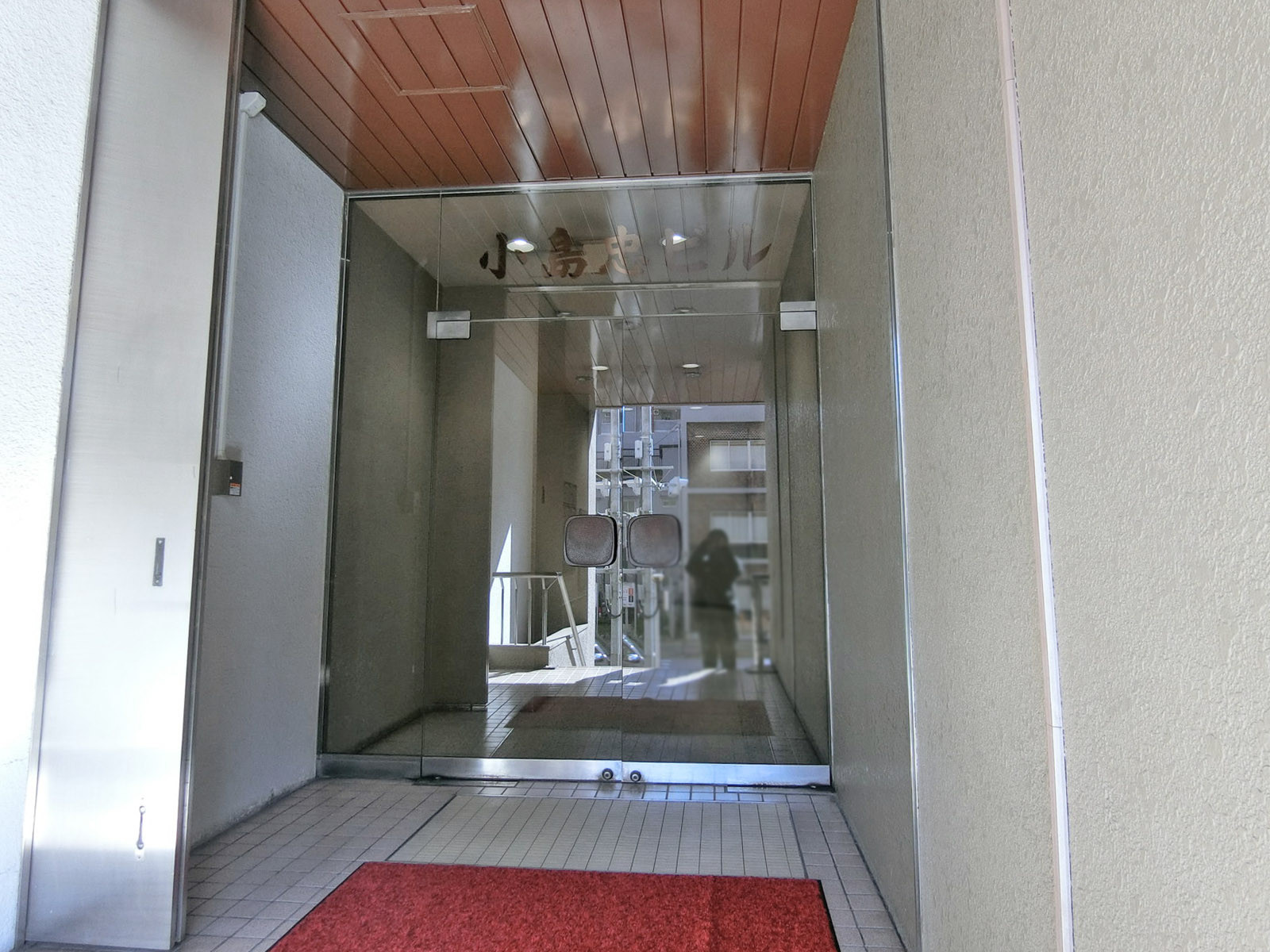 オフィスビル出入り口