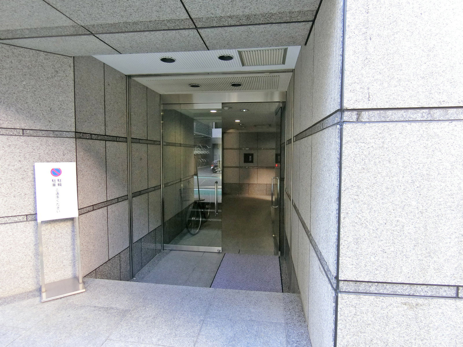 オフィスビル出入り口