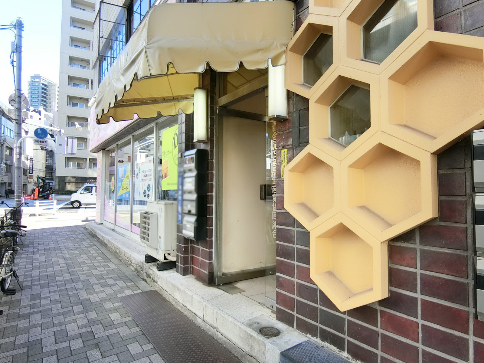 オフィスビル出入り口