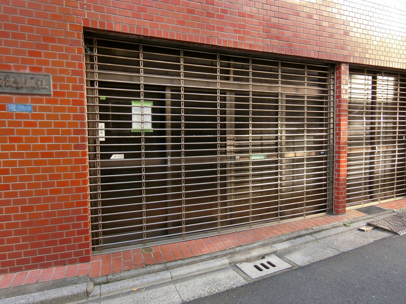オフィスビル出入り口