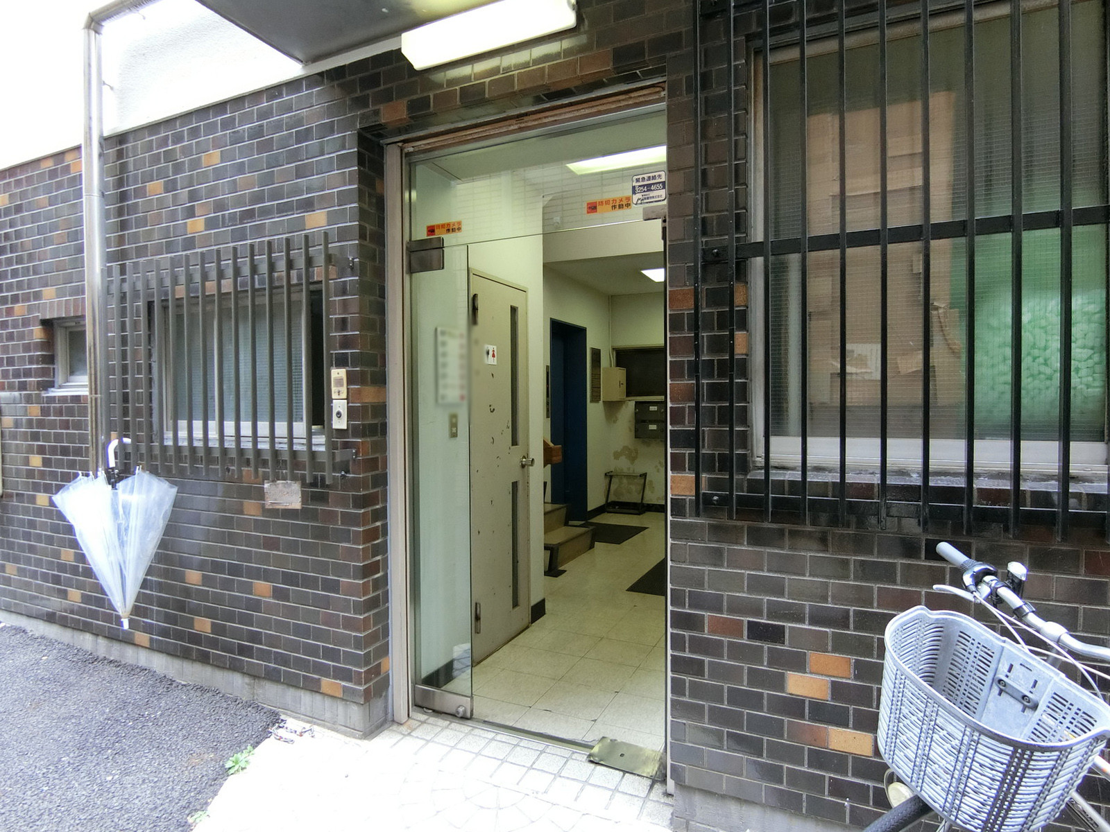 オフィスビル出入口