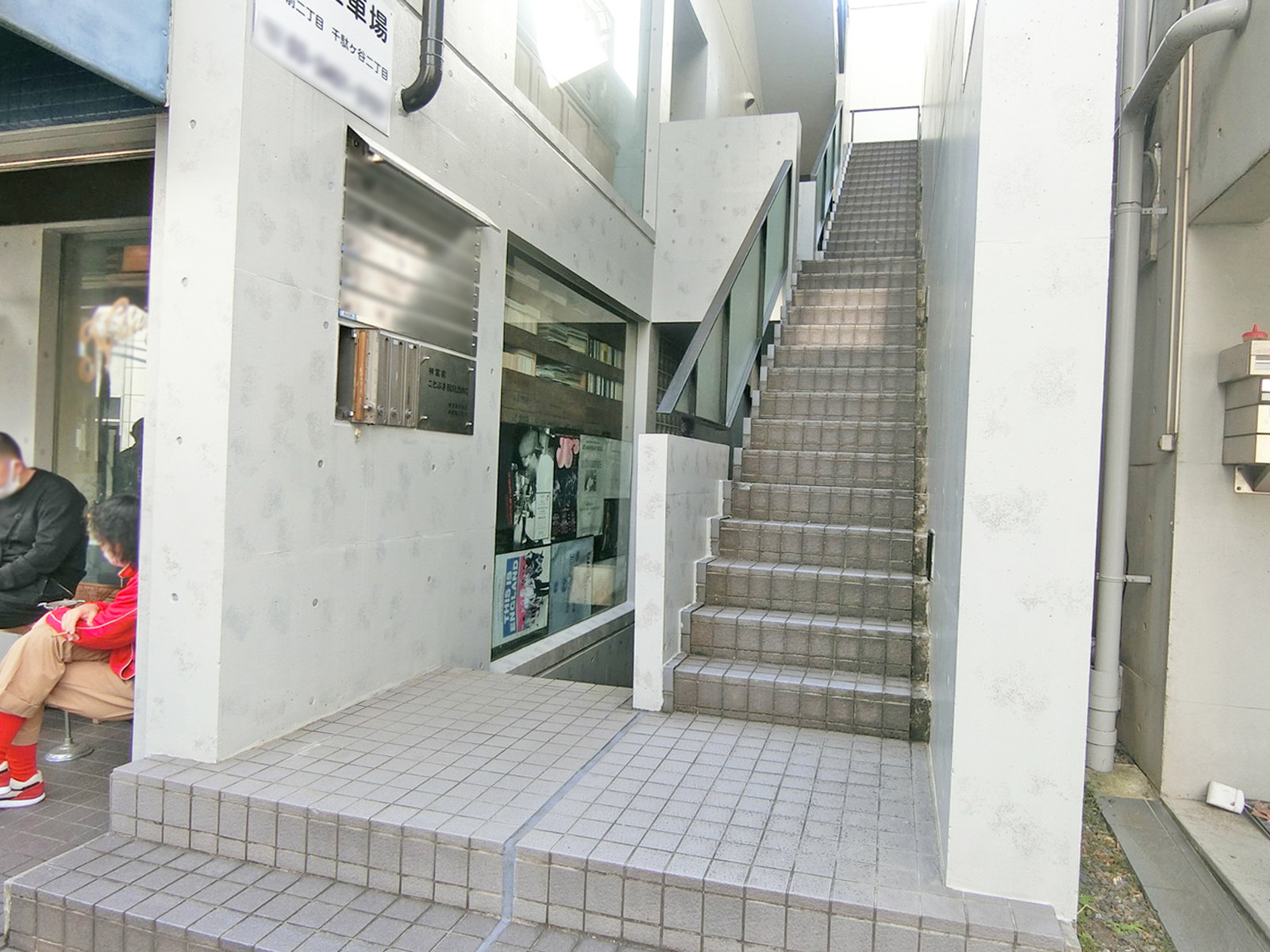 オフィスビル出入口