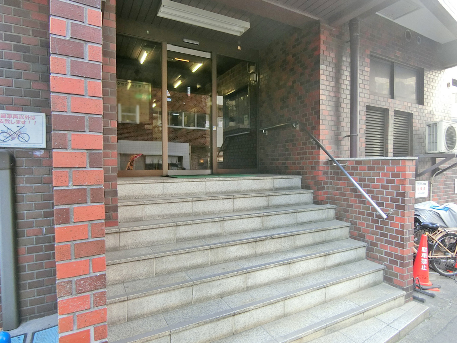 建物出入り口