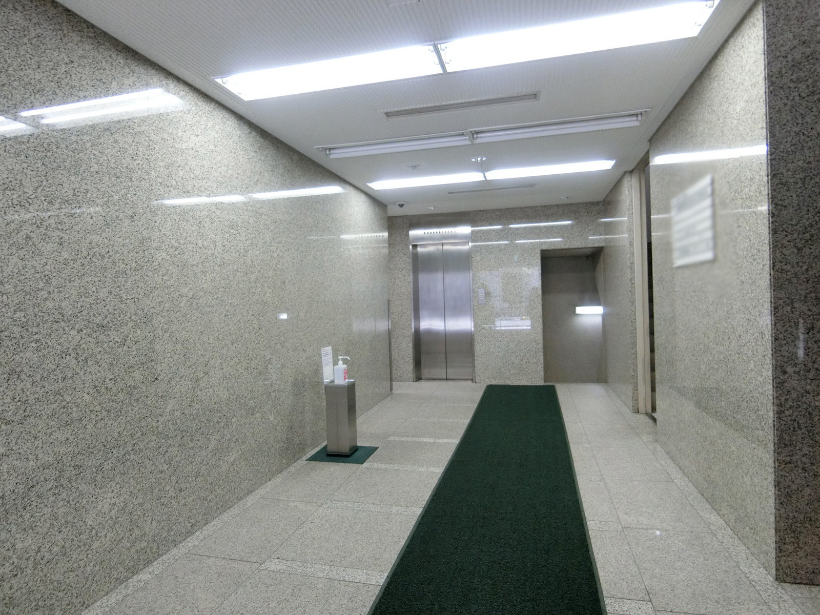 エントランス内部