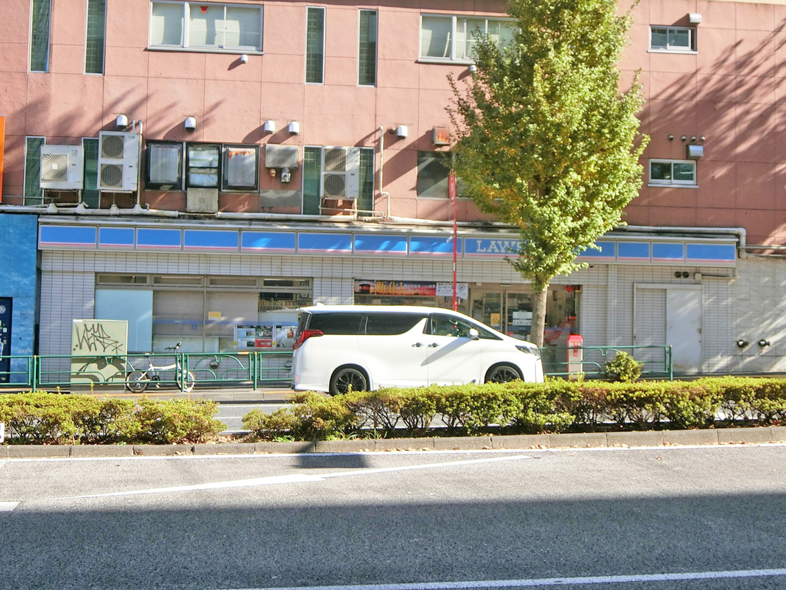 1階：ローソン 新宿医大通店