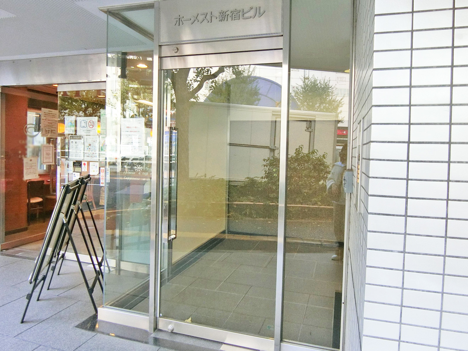 オフィスビル出入口