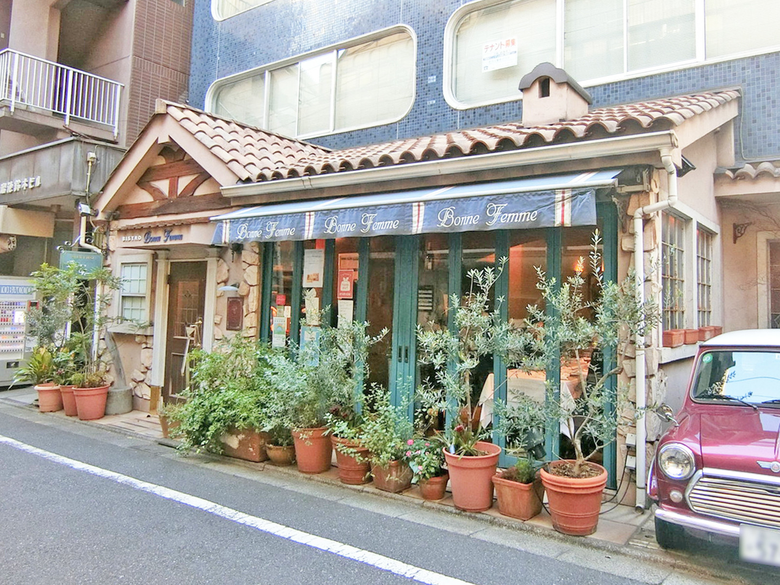 1階飲食店の様子