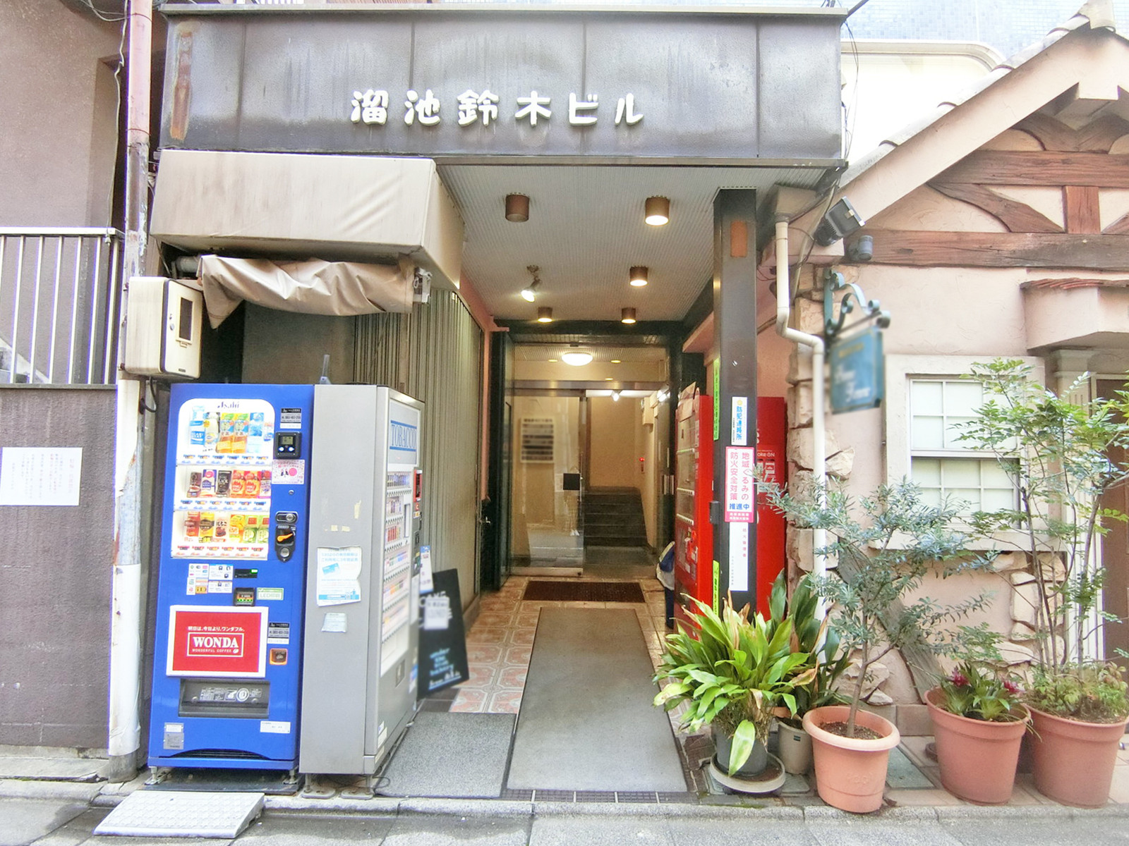 オフィスビル出入口