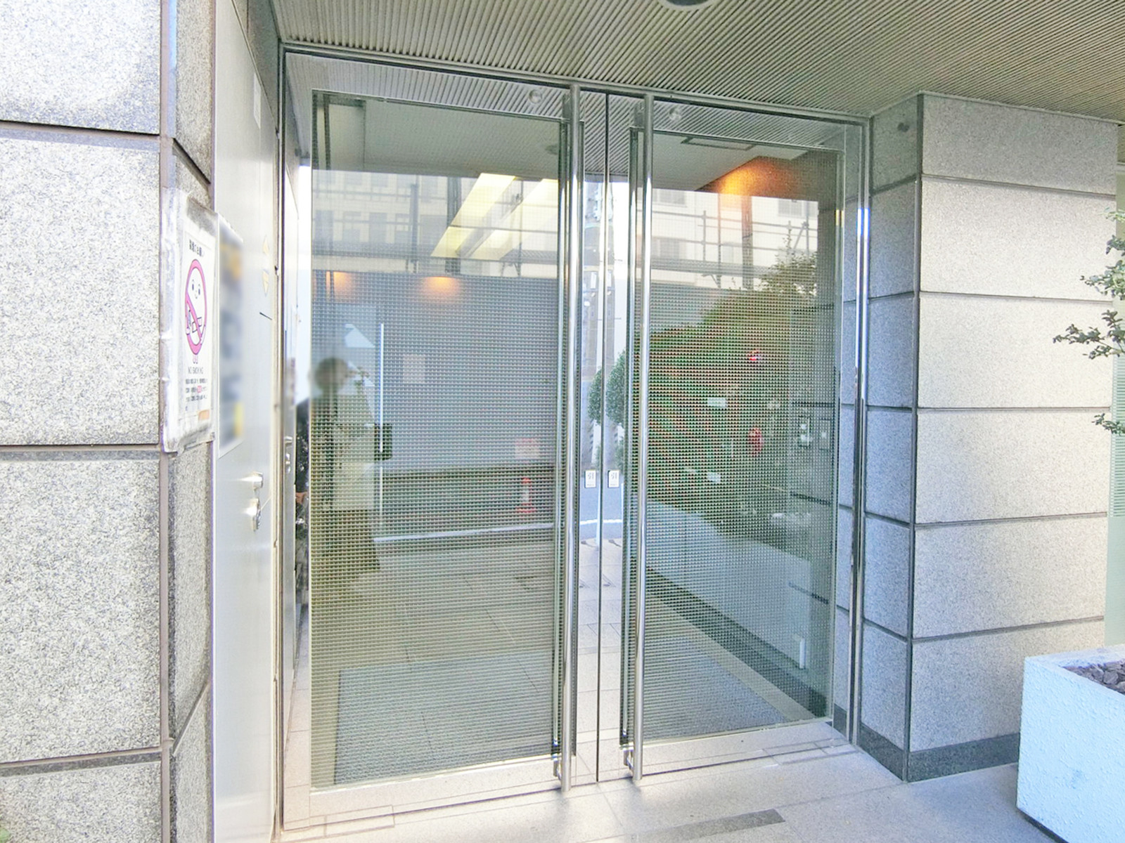 オフィスビル出入口