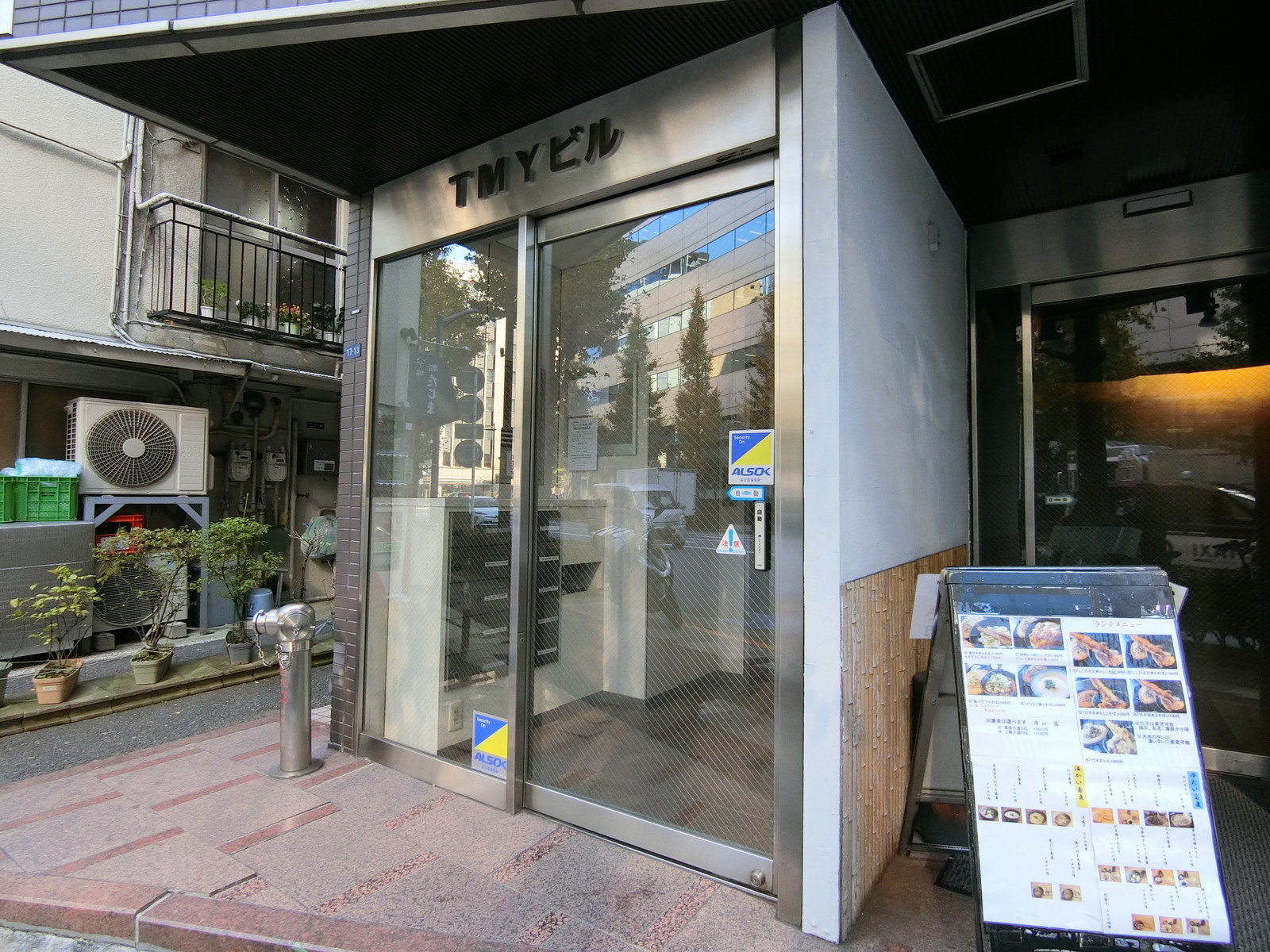 オフィスビル出入口