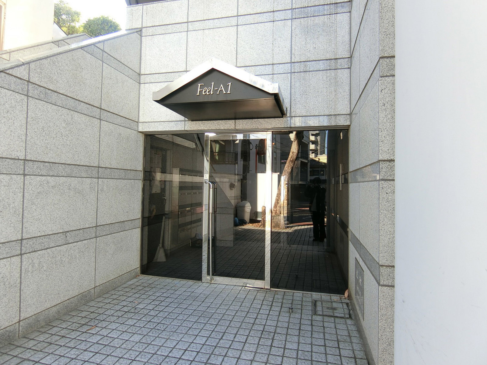 オフィスビル出入り口