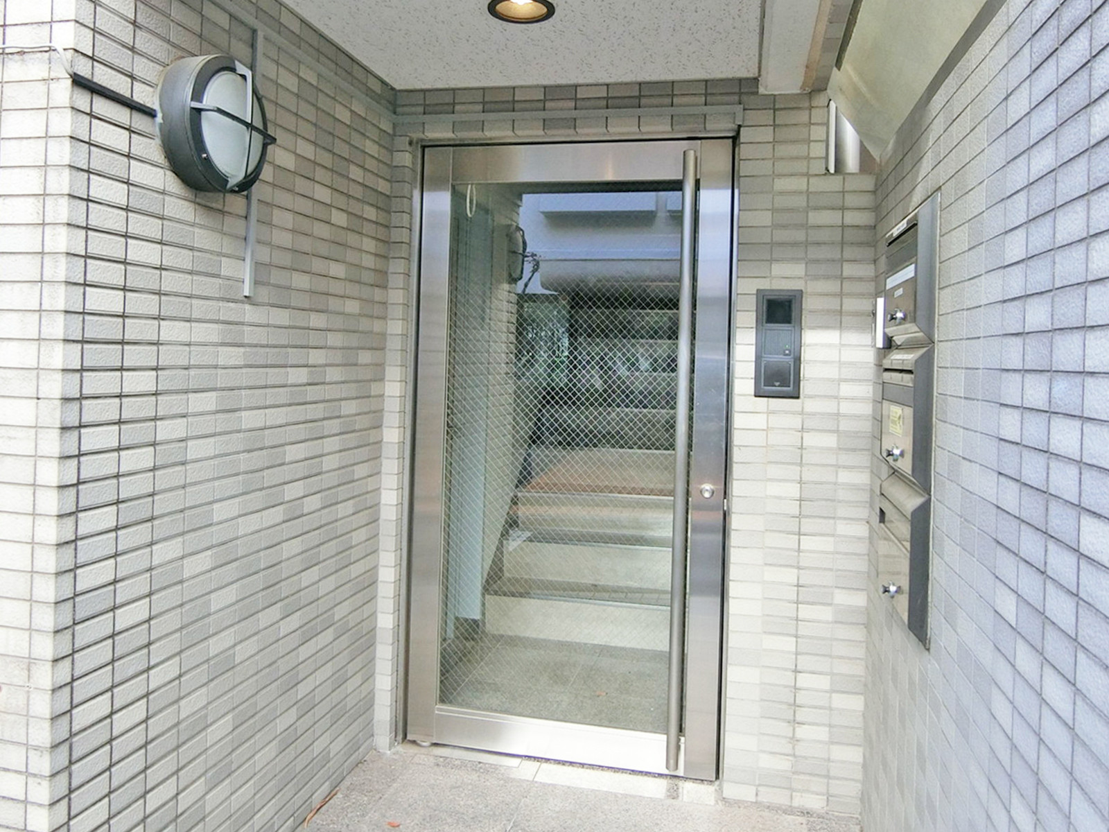 オフィスビル出入口