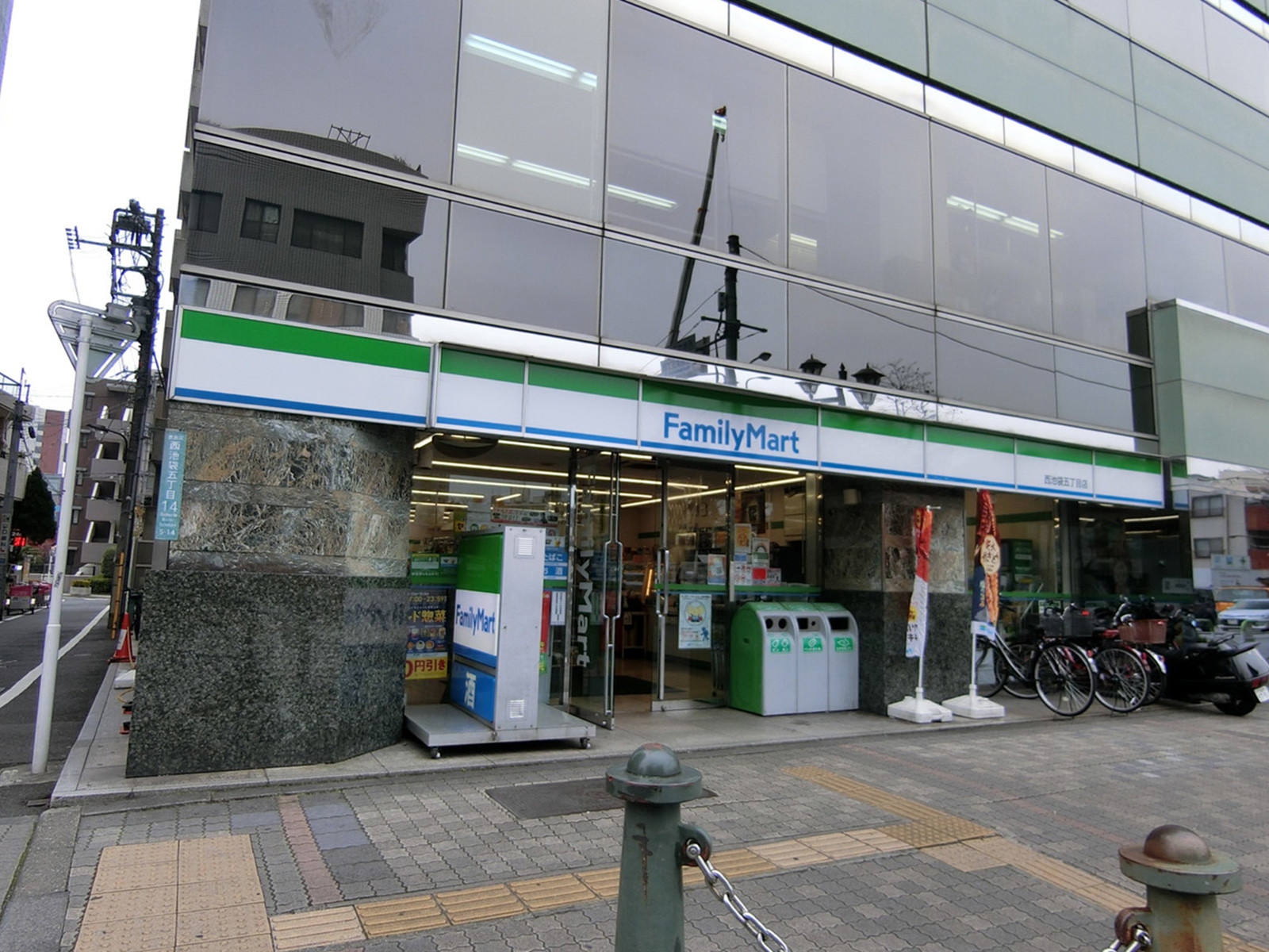 1階のコンビニ