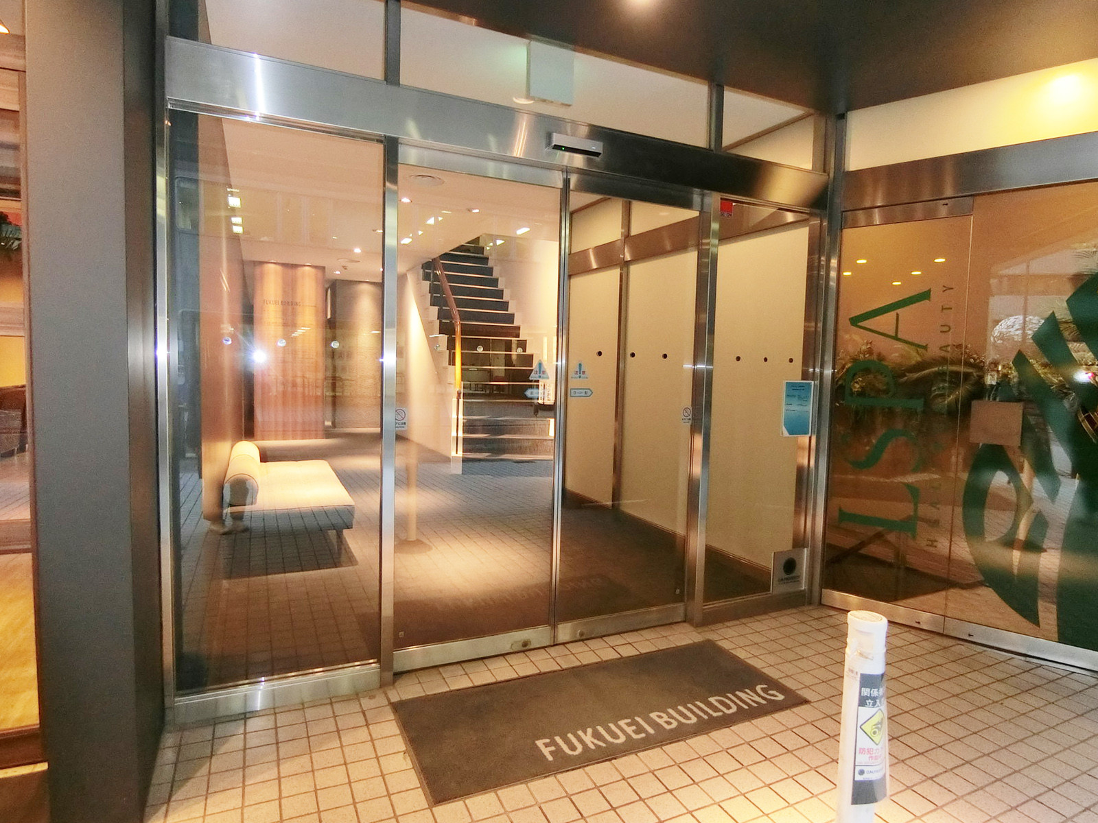 オフィスビル出入口