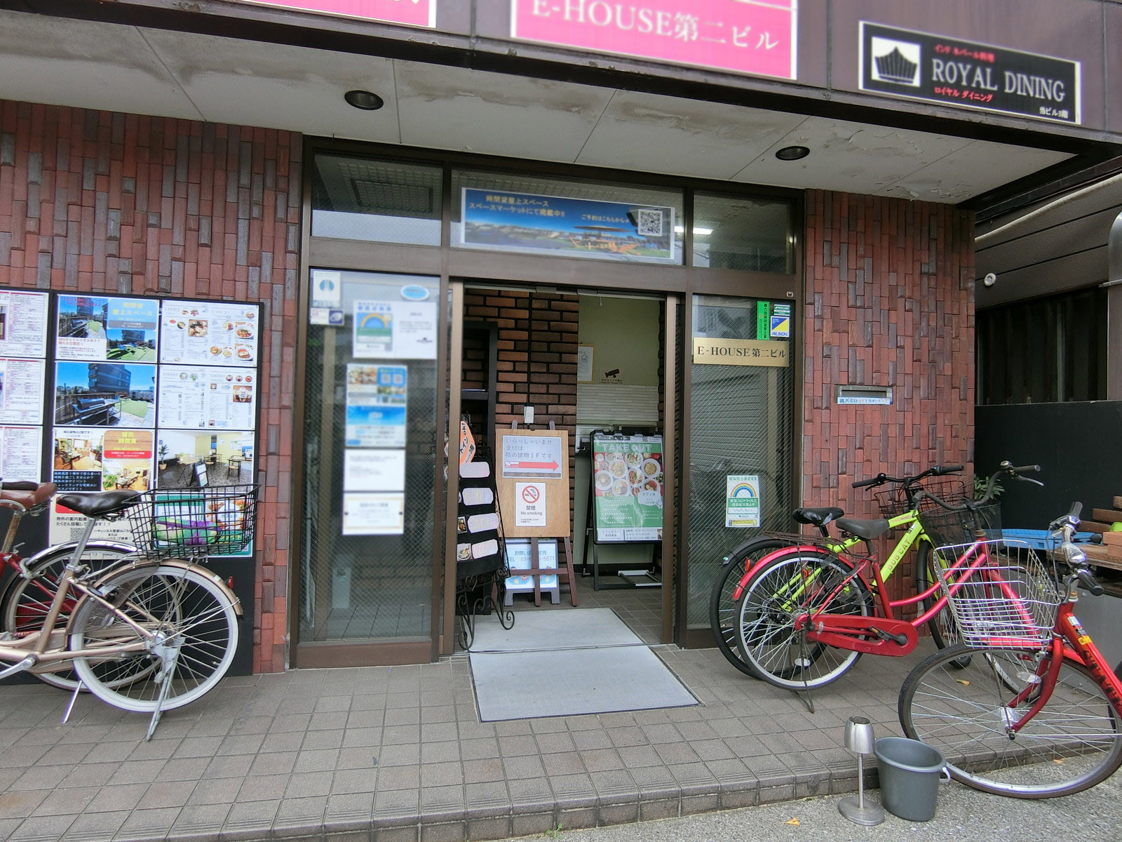 オフィスビル出入り口