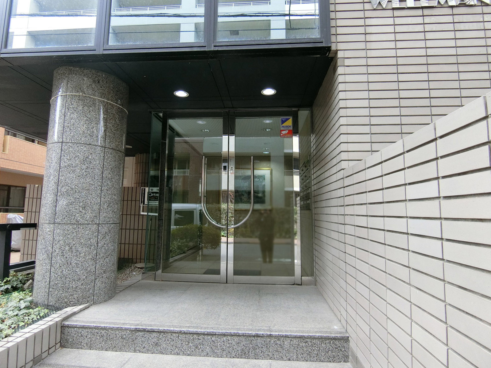 オフィスビル出入り口