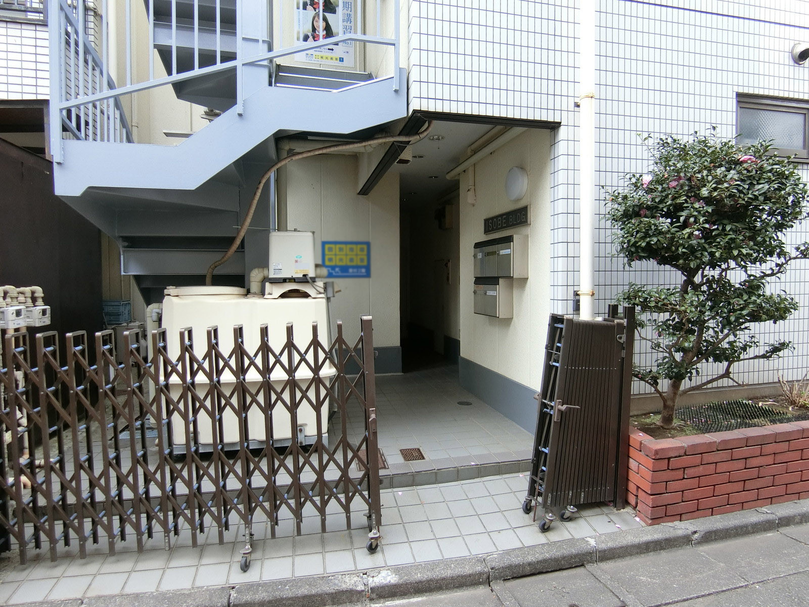 オフィスビル出入り口