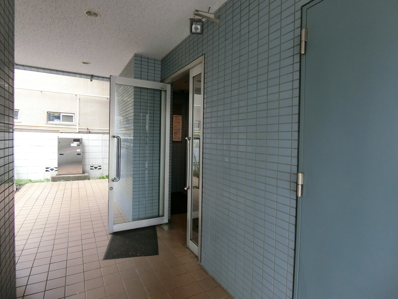 オフィスビル出入り口