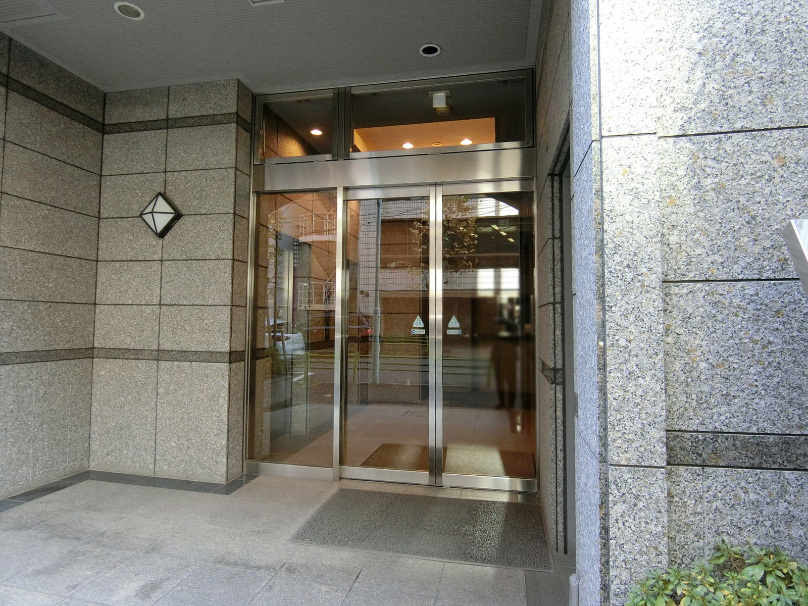 オフィスビル出入り口