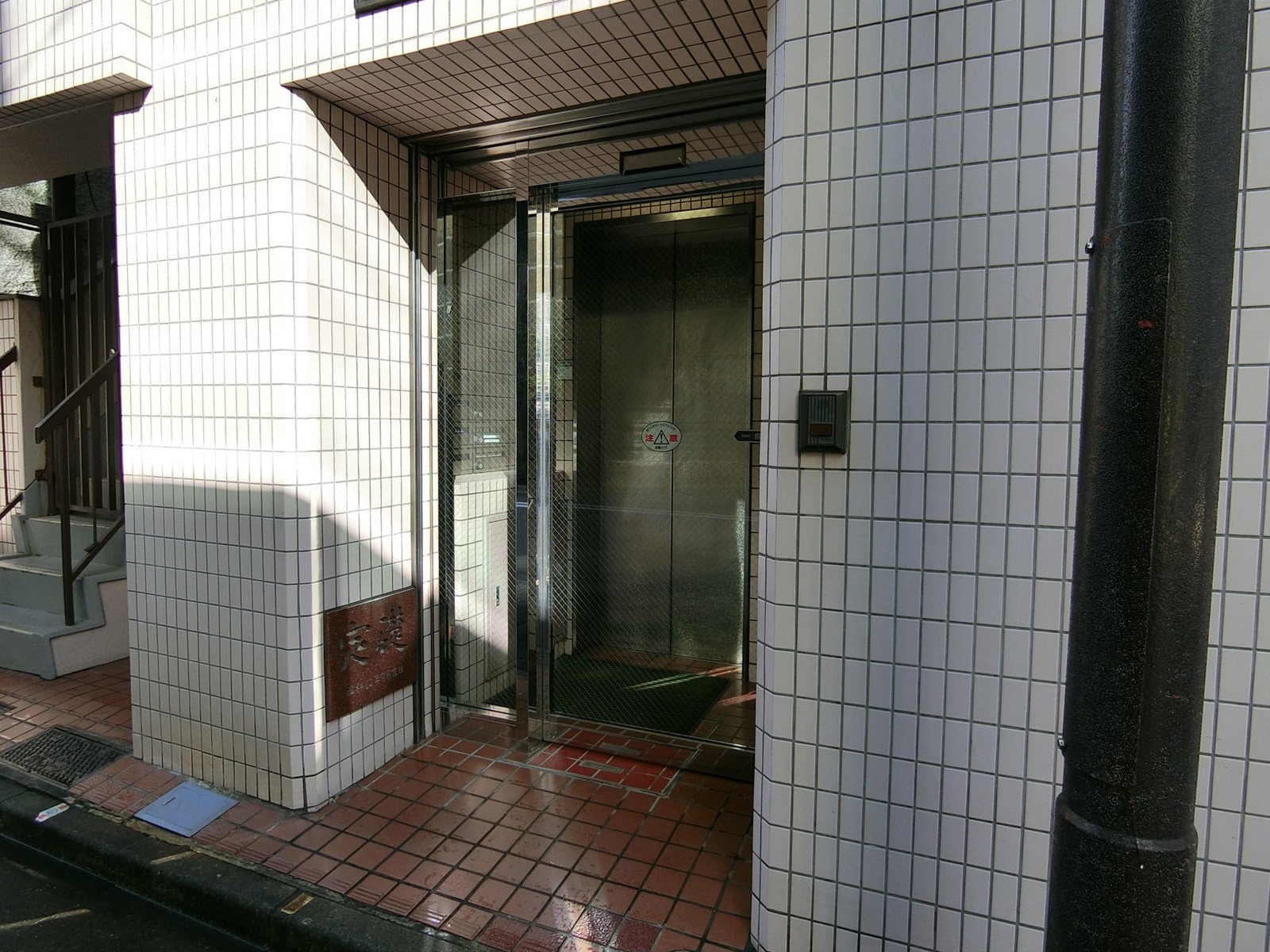 オフィスビル出入口